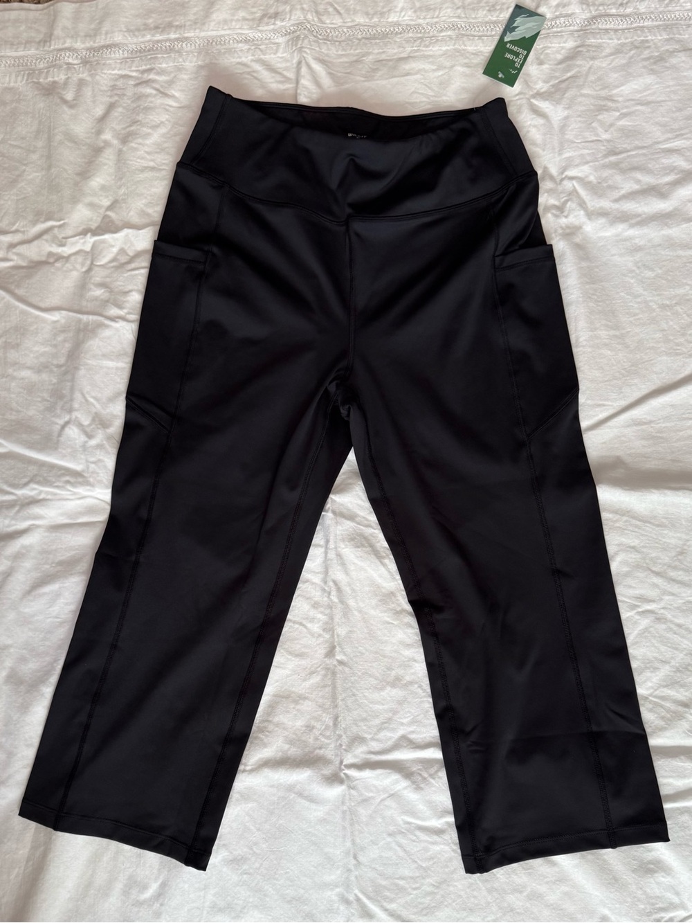 WILLIT Women's Yoga Capri Leggings Size M
Black High Waisted
Pockets NWT